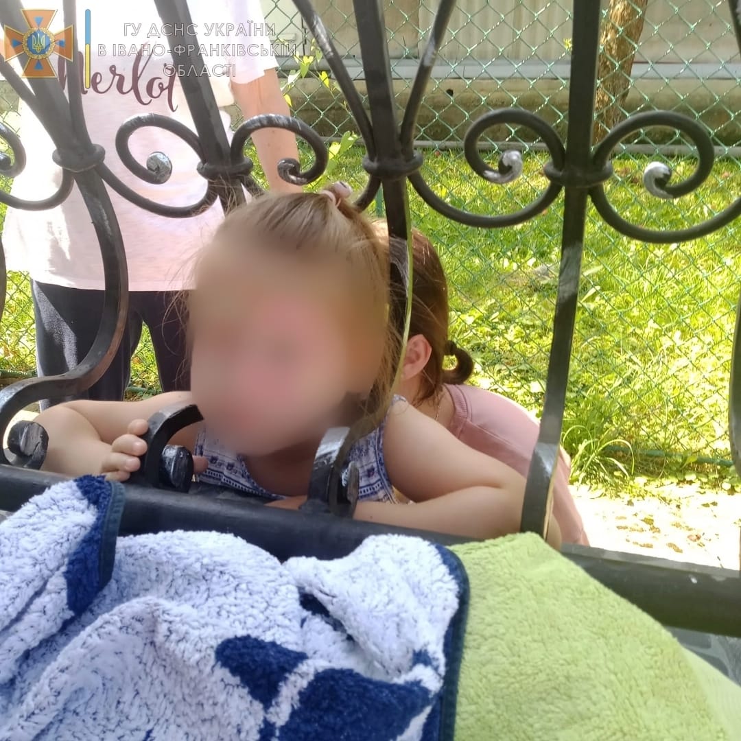 На Прикарпатті врятували маленьку дівчинку, у якої голова застрягла в паркані